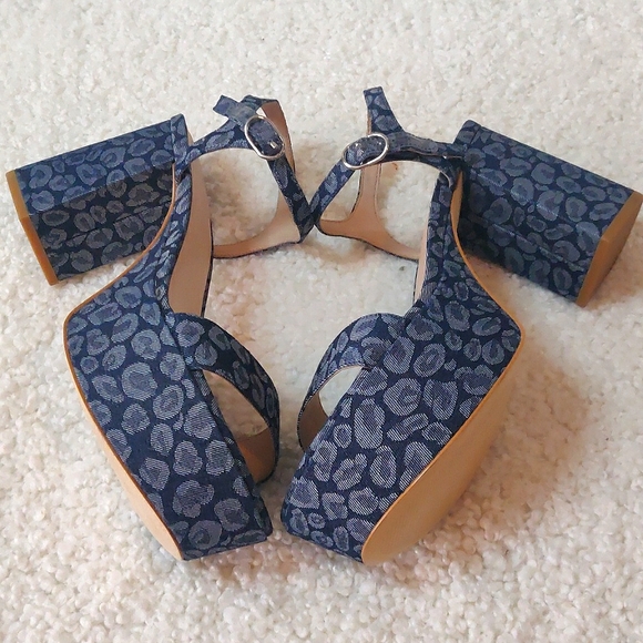 Stuart Weitzman Dancer Mif Block Platform Sandal Leopard printed denim/Blue. 8 B - Picture 2 of 11